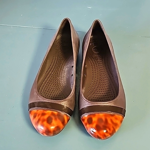 Crocks two tone brown. Rubber shoes. Size 8. Very good used condition. - Picture 1 of 8